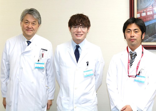 左から工藤病院長、重信医師、吉田医師